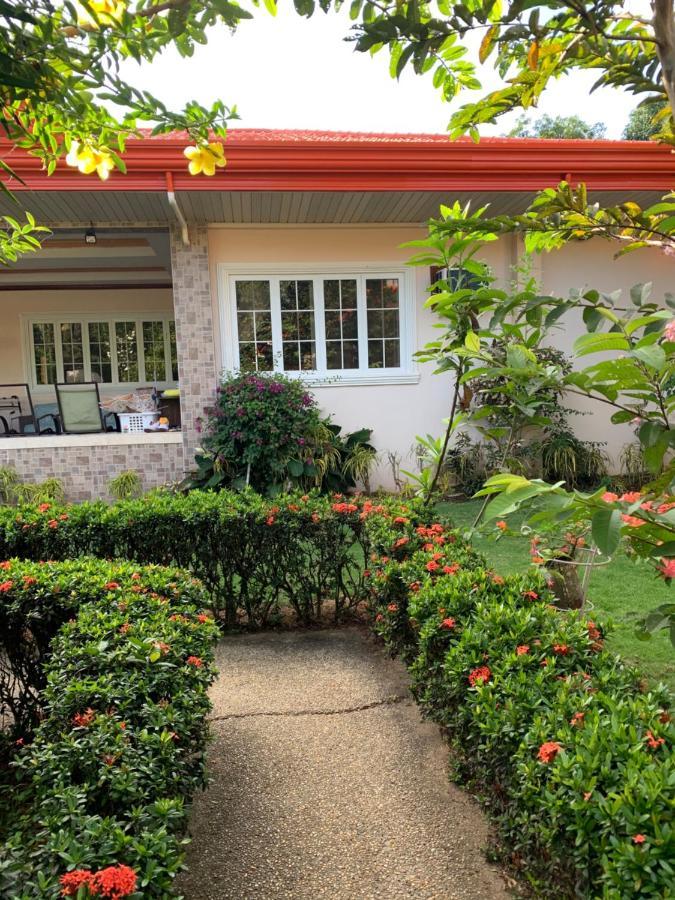 Bungalow de 100 m² con 2 habitación/es y 1 baño/s de uso privado, en Galas Dipólog Exterior foto